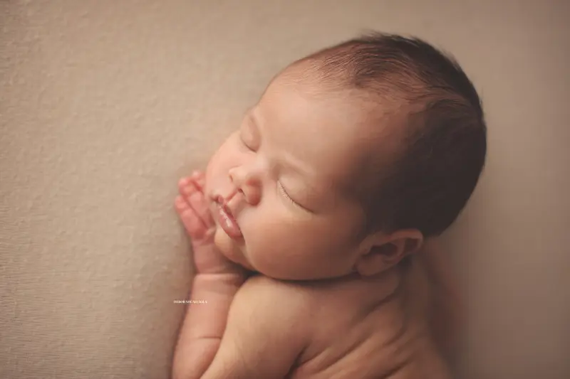 baby session in Orléans, France - tender moment with baby, harmonious wide shot, light palette
