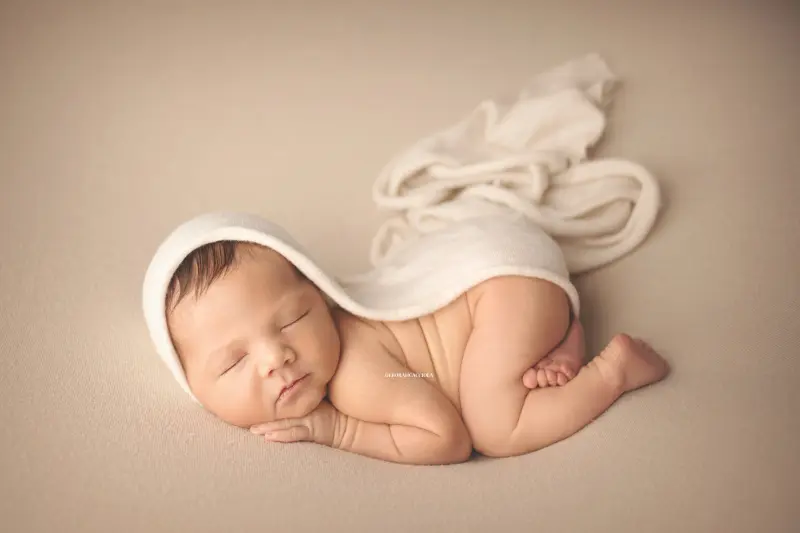 baby session in Orléans, France - tender moment with baby, harmonious wide shot, balanced colors