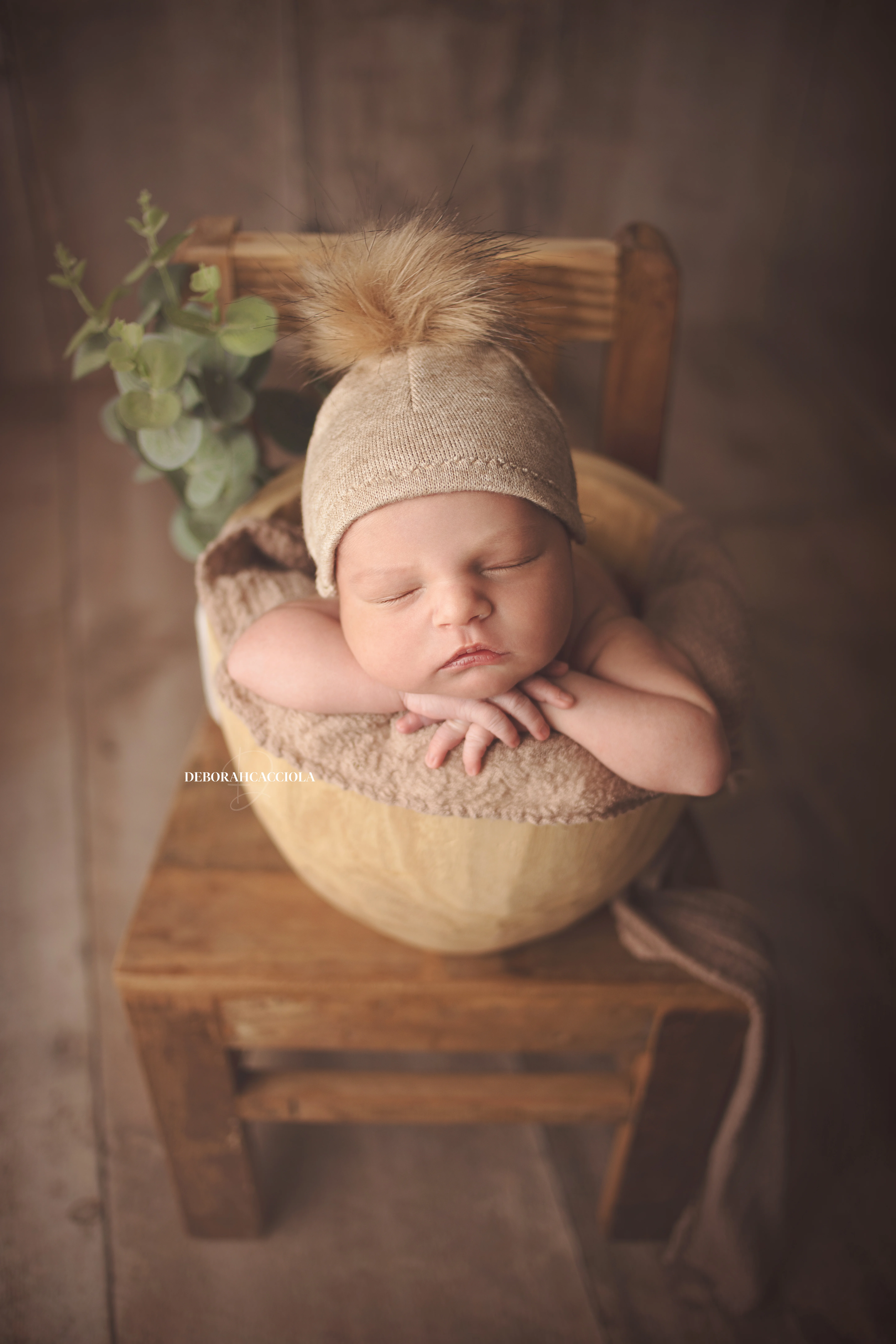 newborn portrait in Orléans, France: baby in the first days, natural vertical shot, natural result