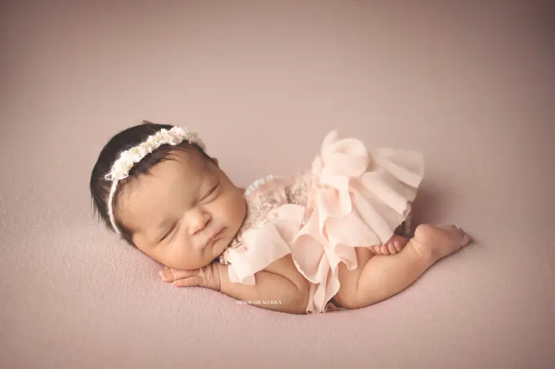 baby session in Orléans, France - tender moment with baby, harmonious wide shot, natural result