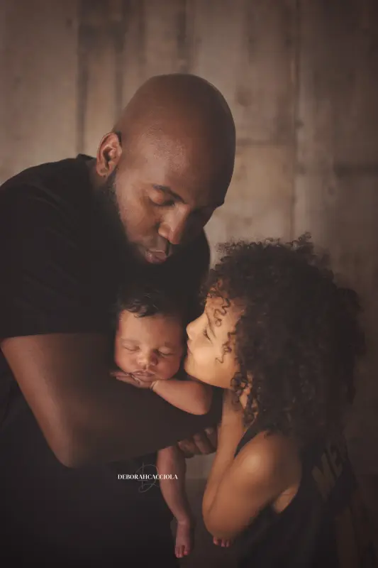 baby session in Orléans, France - baby in the first days, natural vertical shot, light palette