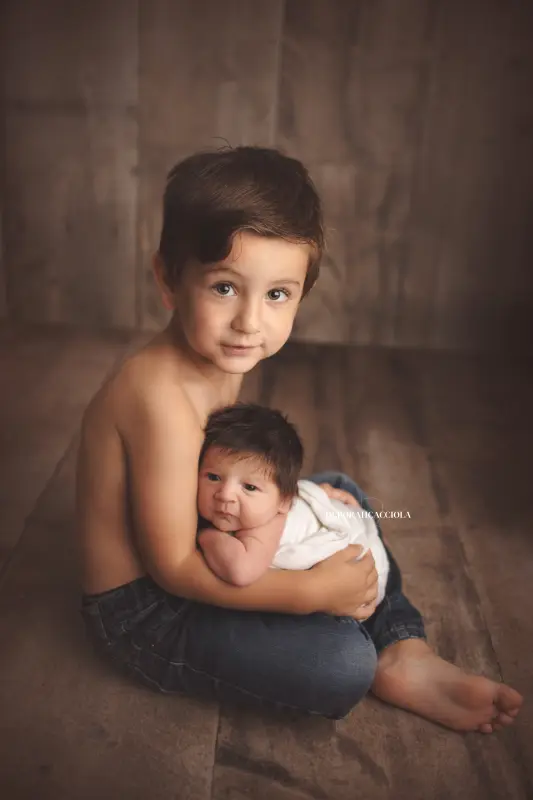 newborn portrait Orléans, France: delicate baby portrait, elegant close composition, light palette