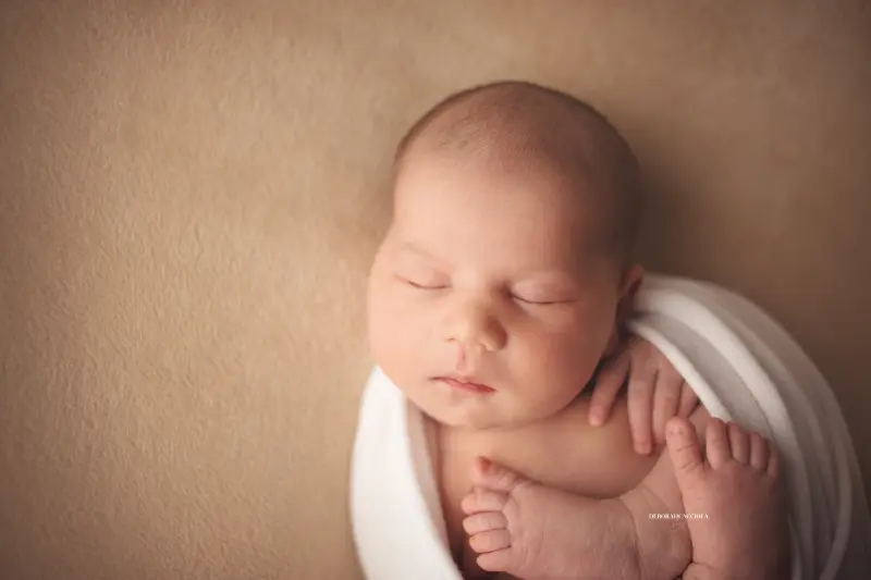 newborn portrait in Orléans, France: baby in the first days, wide natural composition, natural tones