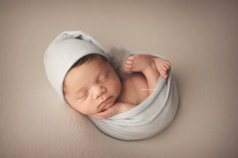 newborn portrait in Orléans, France: baby in the first days, wide natural composition, balanced colors