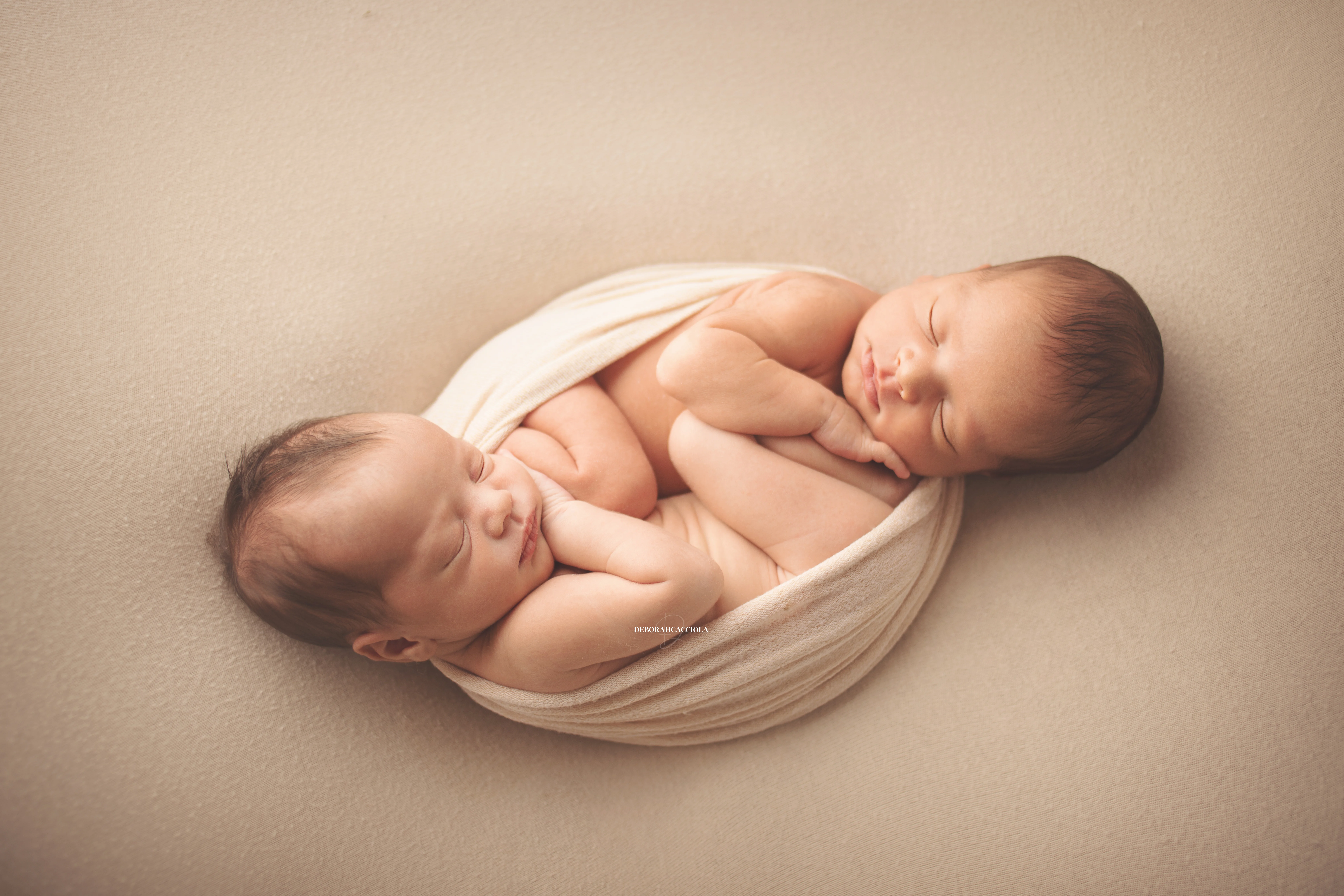 newborn portrait in Orléans, France: baby in the first days, wide natural composition, natural tones