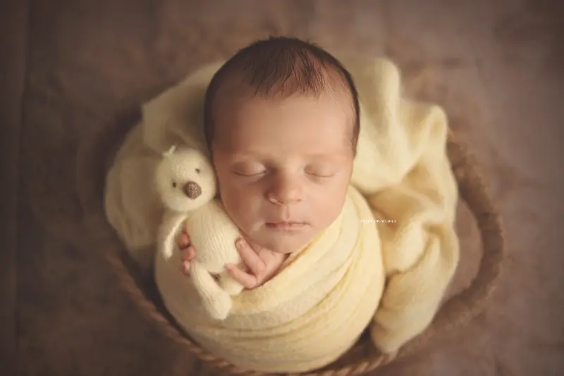 newborn photo in Orléans, France, baby in the first days, wide natural composition, balanced colors