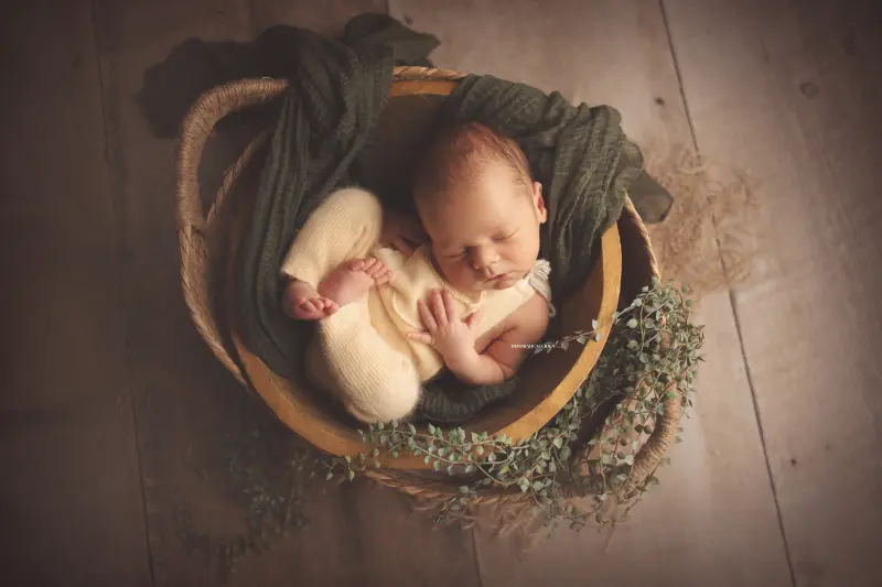 baby session in Orléans, France - tender moment with baby, harmonious wide shot, balanced colors