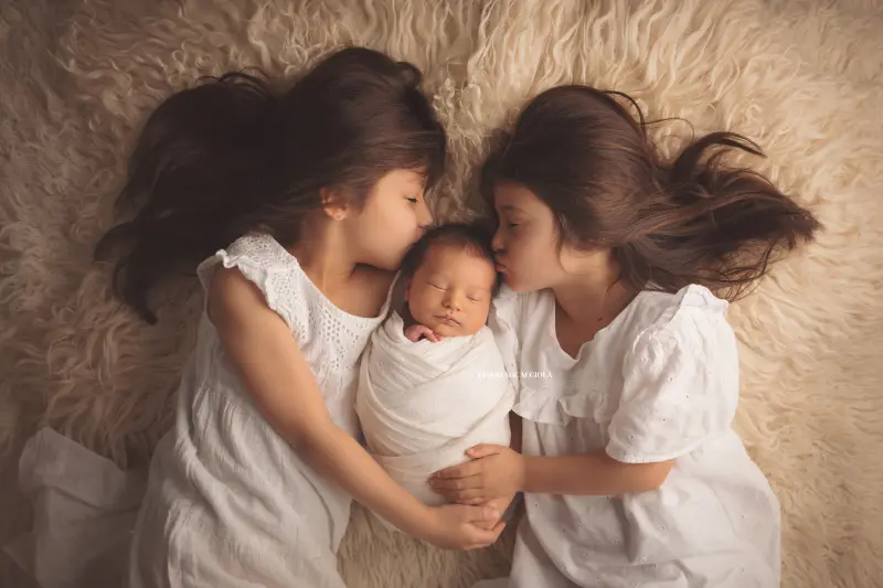 baby session in Orléans, France - baby in the first days, wide natural composition, light palette