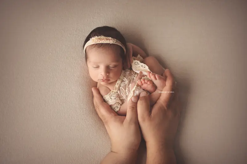 newborn portrait in Orléans, France: baby in the first days, wide natural composition, natural result