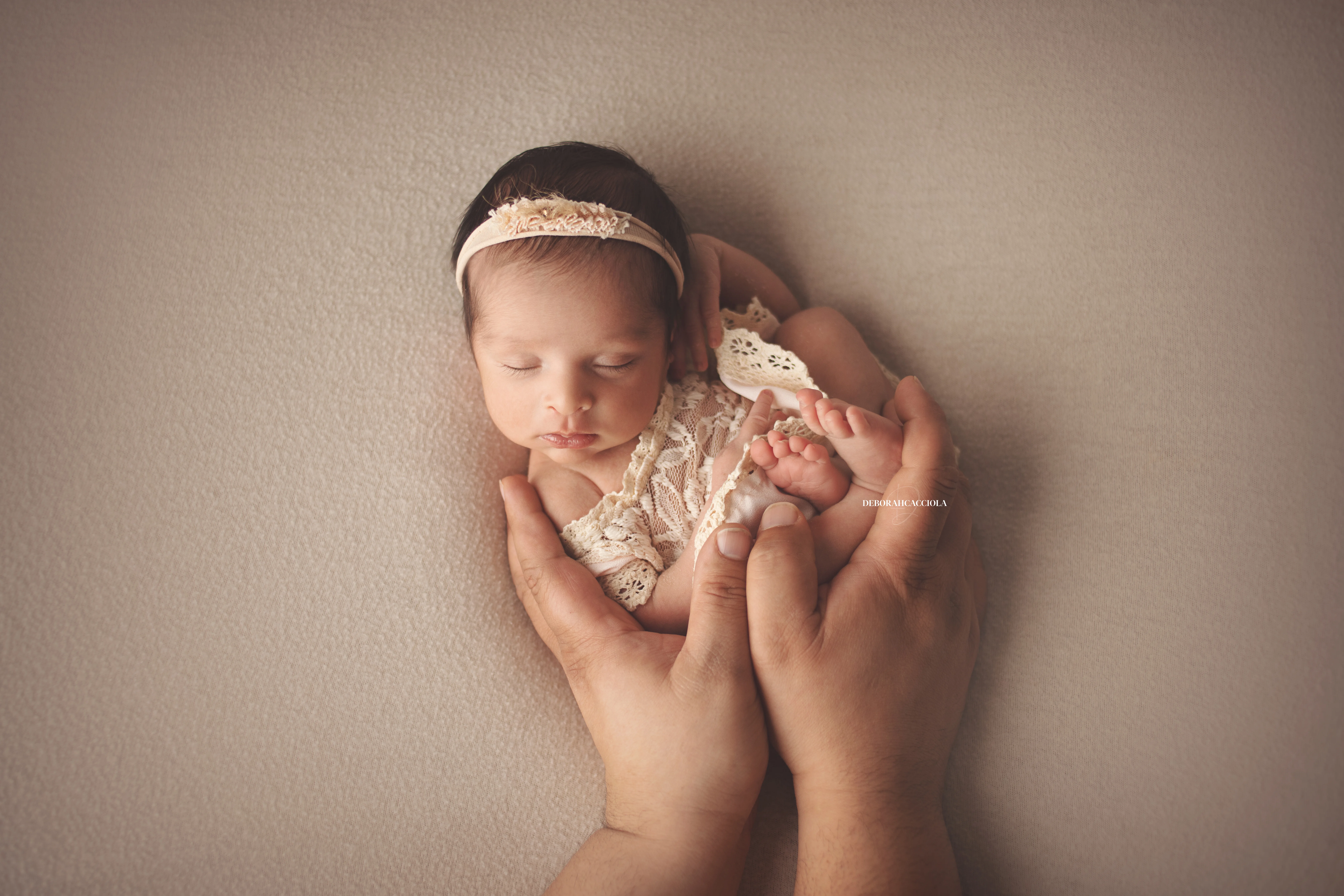 newborn portrait in Orléans, France: baby in the first days, wide natural composition, natural result