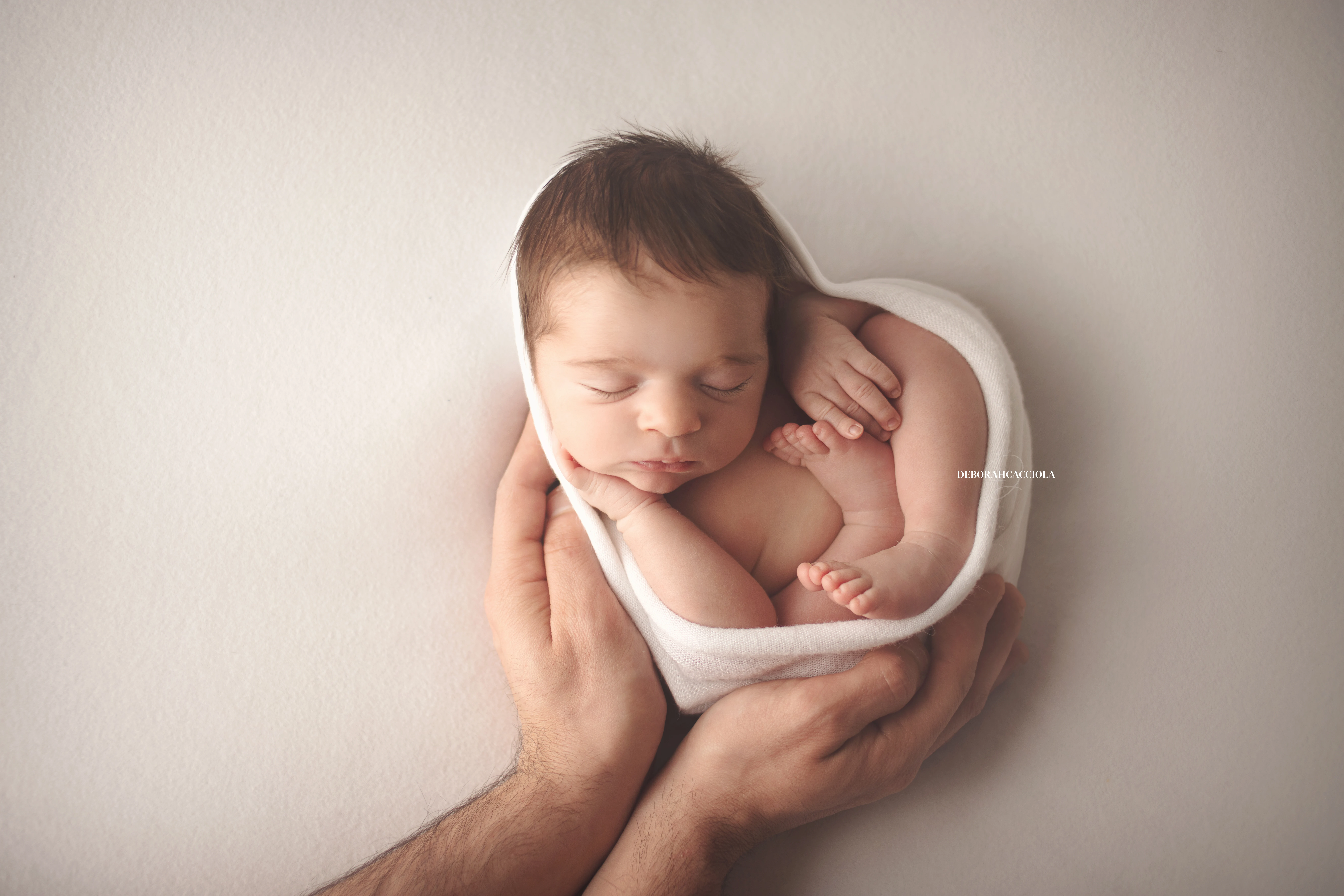 newborn portrait in Orléans, France: baby in the first days, wide natural composition, natural tones