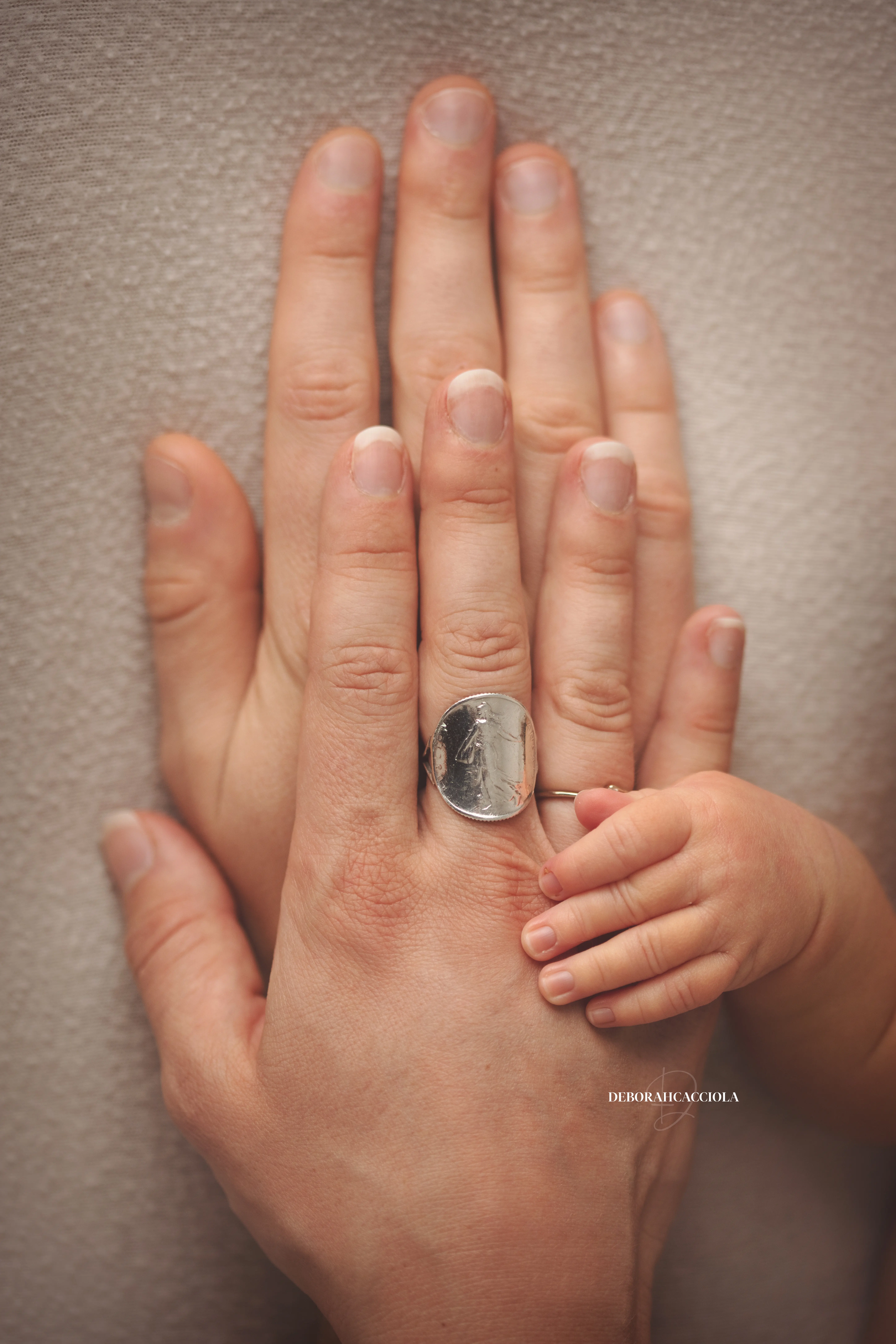 newborn photo studio Orléans, France: delicate baby portrait, elegant close composition, natural result