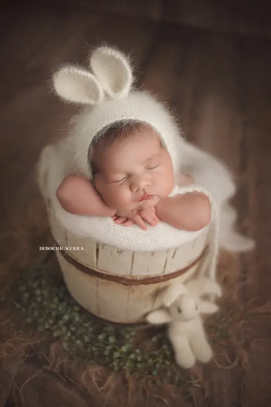 newborn photo in Orléans, France, baby in the first days, natural vertical shot, natural result