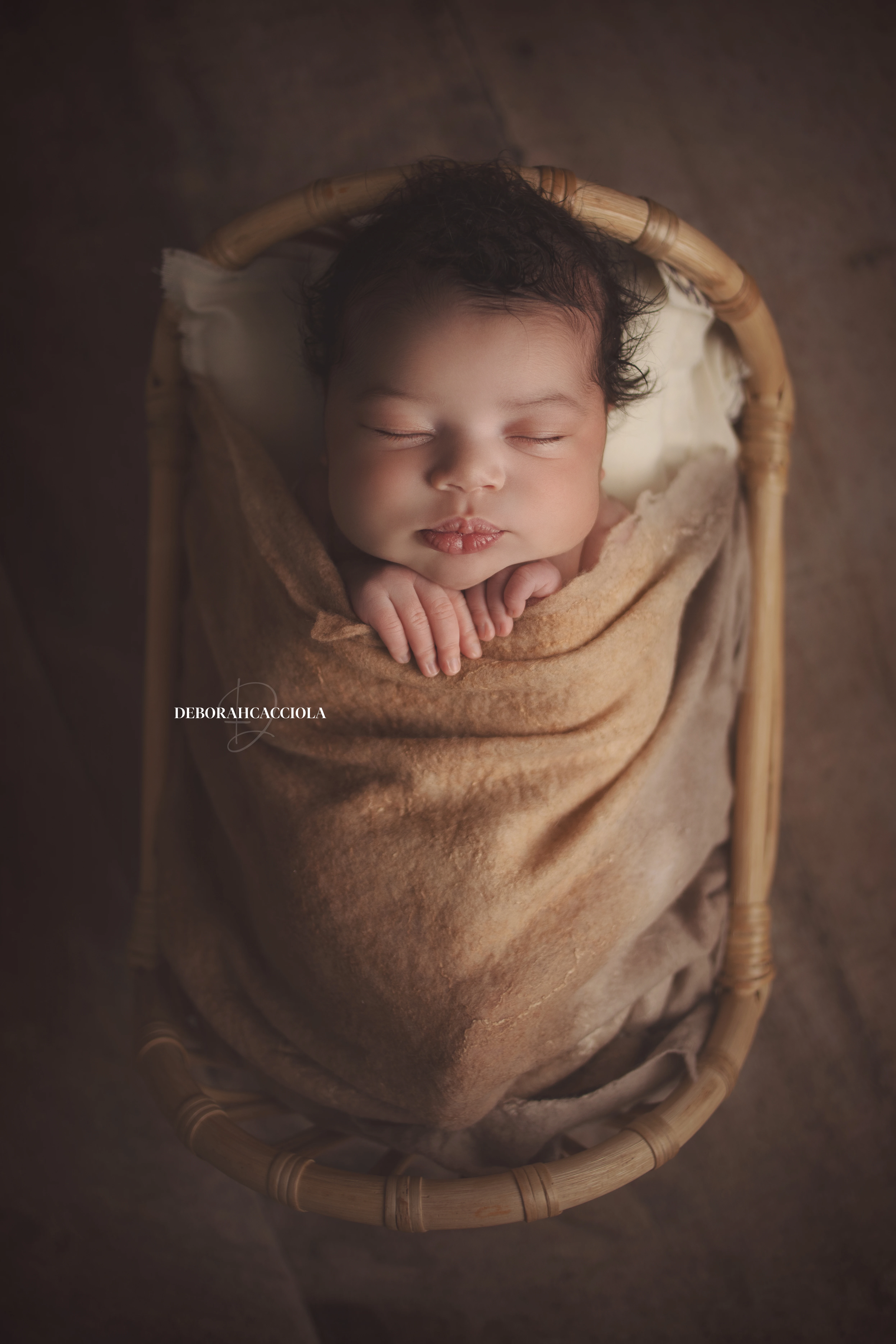 newborn photo studio Orléans, France: newborn in studio, soft vertical framing, soft colors