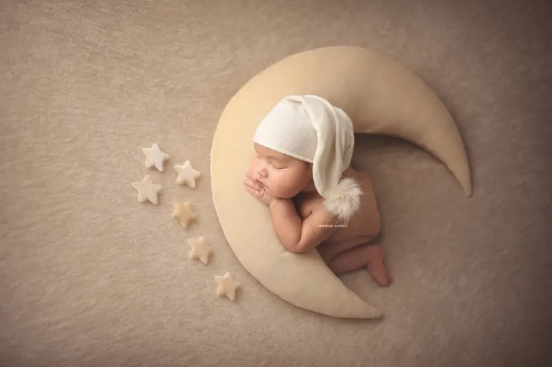 newborn portrait in Orléans, France: baby in the first days, wide natural composition, natural tones