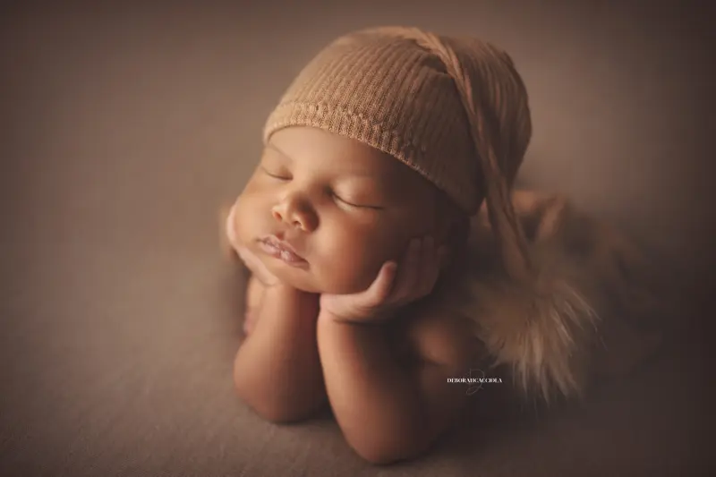 newborn portrait in Orléans, France: tender moment with baby, harmonious wide shot, natural result