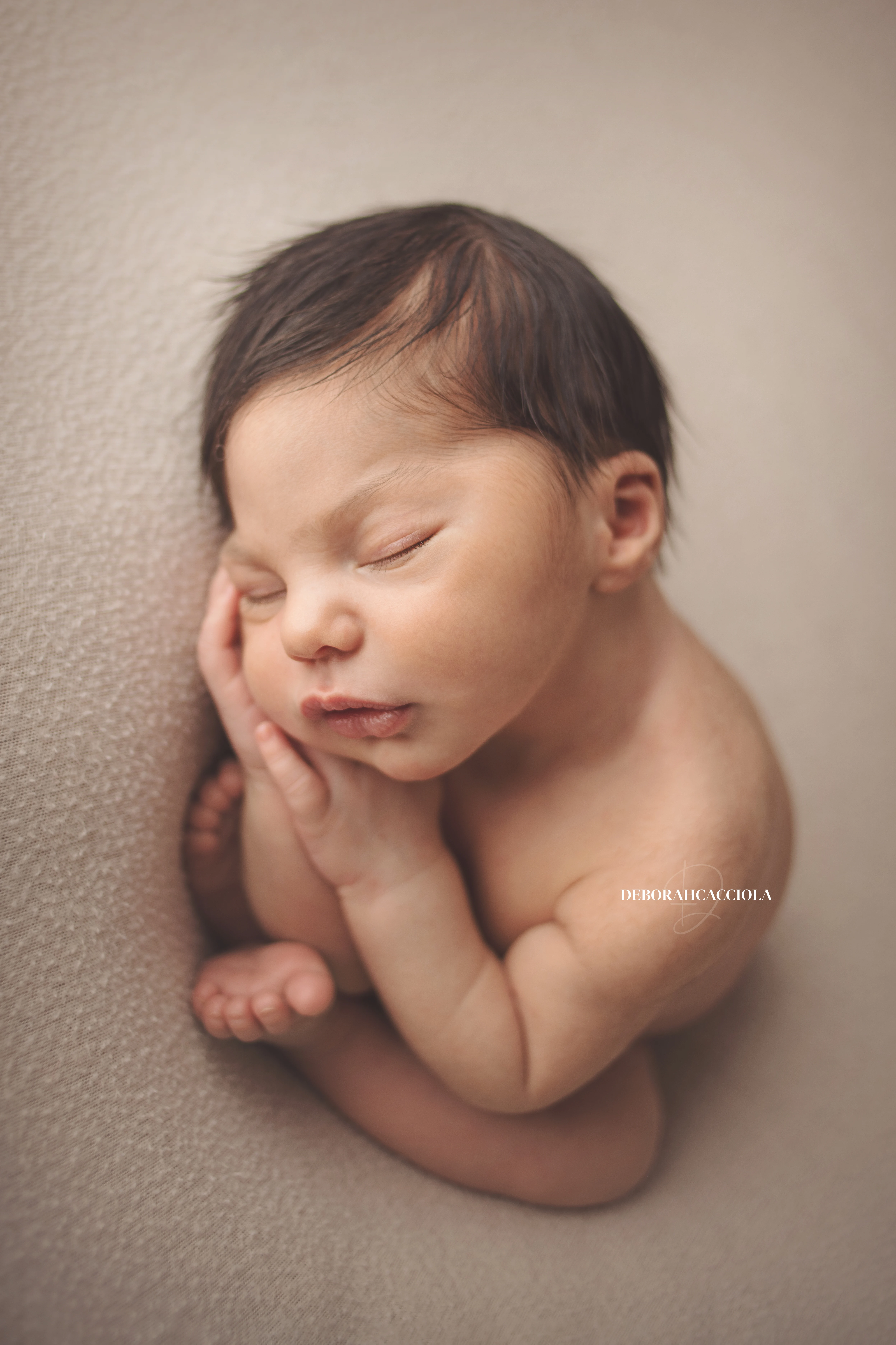 newborn photo in Orléans, France, baby in the first days, natural vertical shot, light palette
