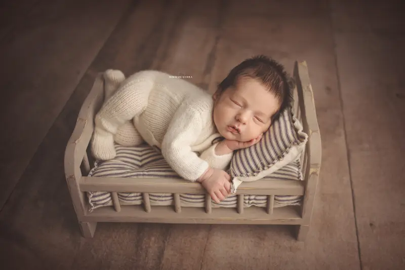 newborn portrait in Orléans, France: tender moment with baby, harmonious wide shot, natural result
