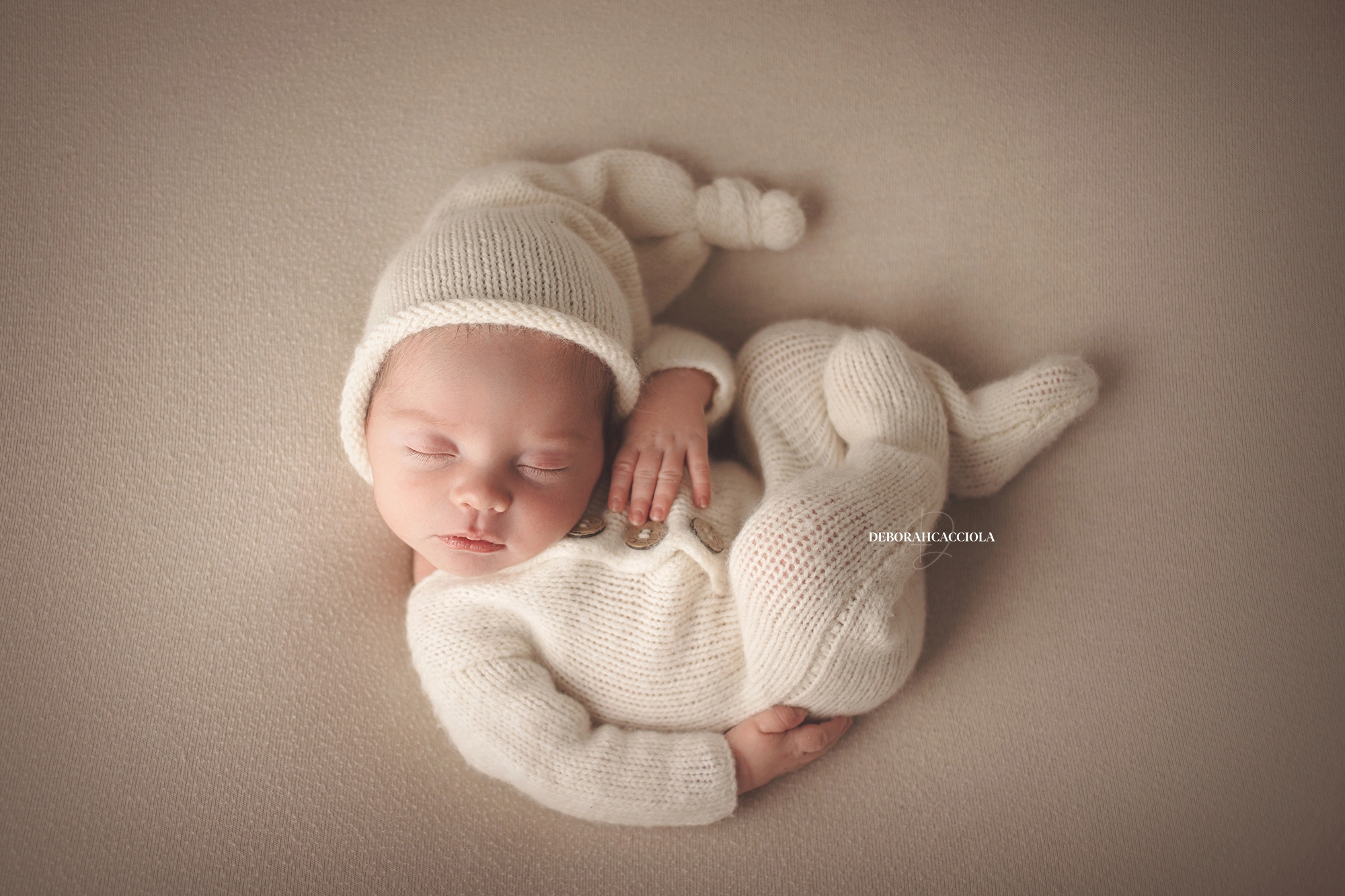 baby session in Orléans, France - tender moment with baby, harmonious wide shot, light palette