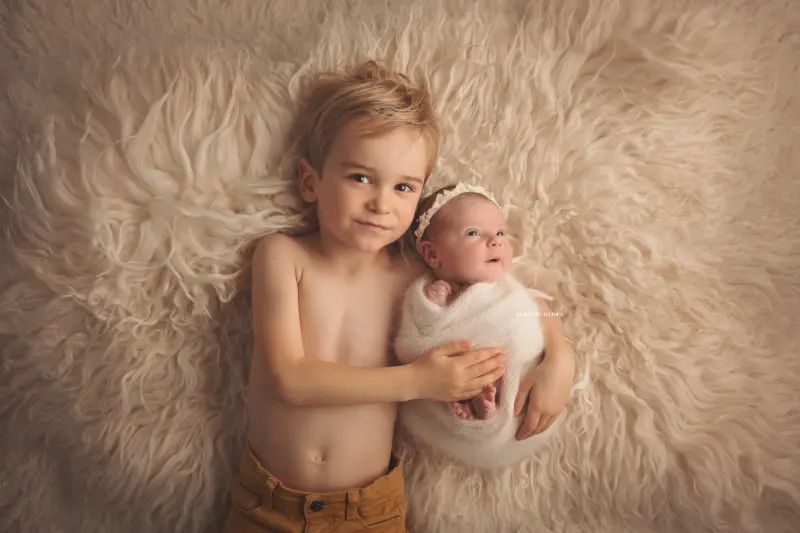baby session in Orléans, France - tender moment with baby, harmonious wide shot, light palette