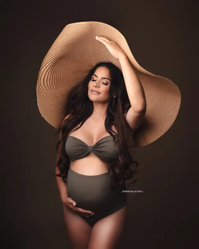 pregnancy photo in Orléans, France: mother-to-be during a studio session, soft vertical framing, natural colors