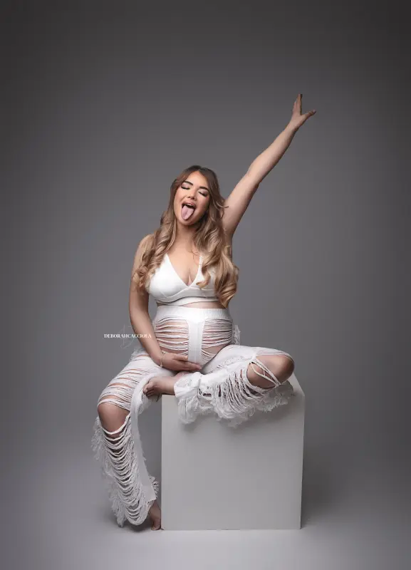 pregnancy photo in Orléans, France: mother-to-be portrait, soft vertical framing, natural colors