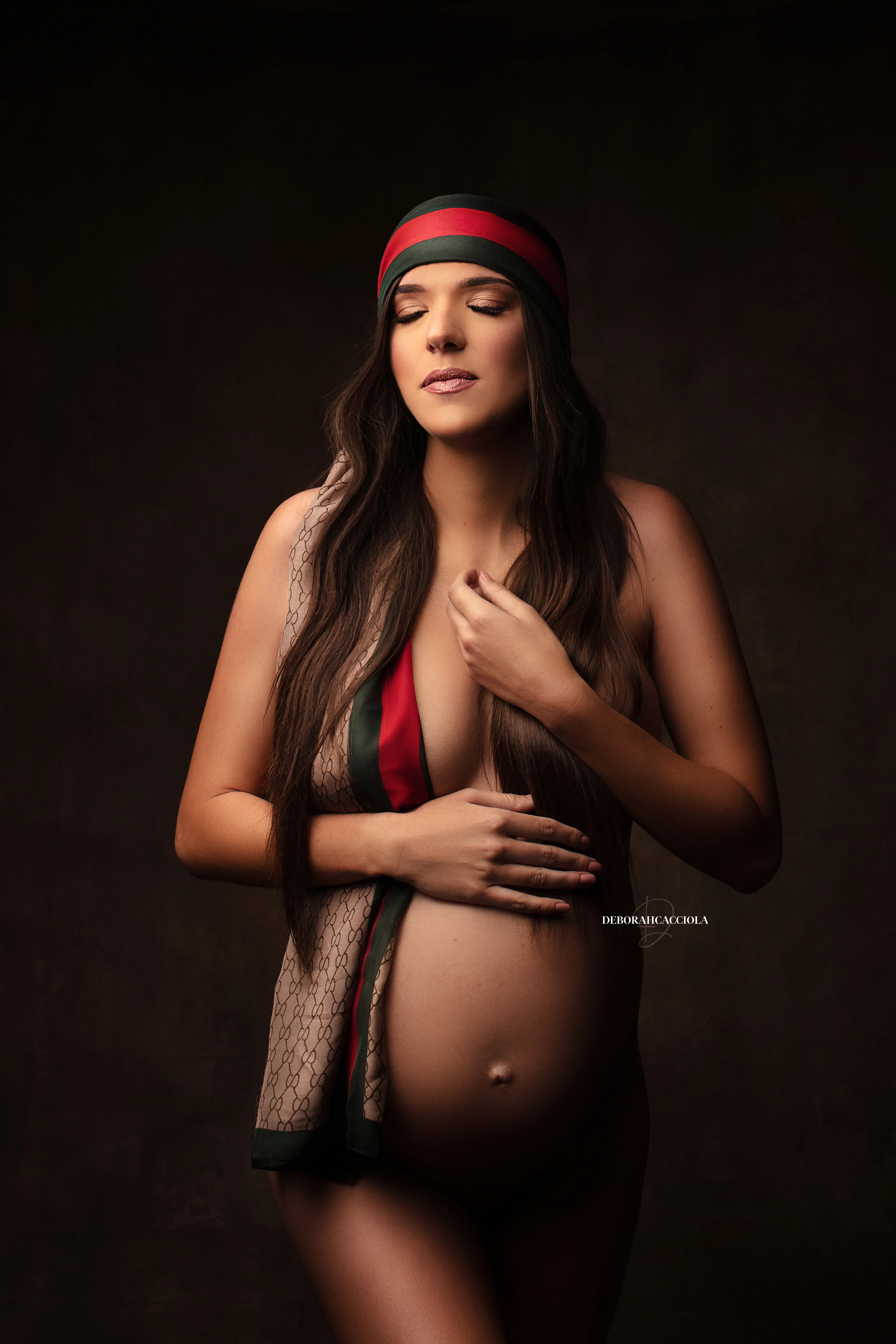 pregnancy photo in Orléans, France, mother-to-be, natural close portrait, natural tones