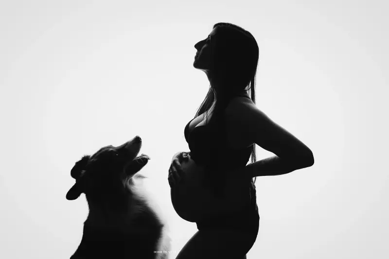 pregnancy photo in Orléans, France: mother-to-be during a studio session, harmonious wide shot, style monochrome