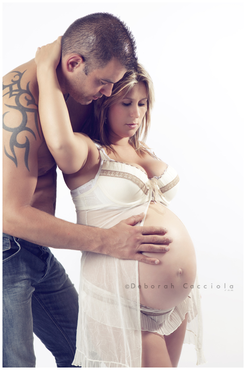pregnancy photo Orléans, France, mother-to-be during a studio session, soft vertical framing, natural colors