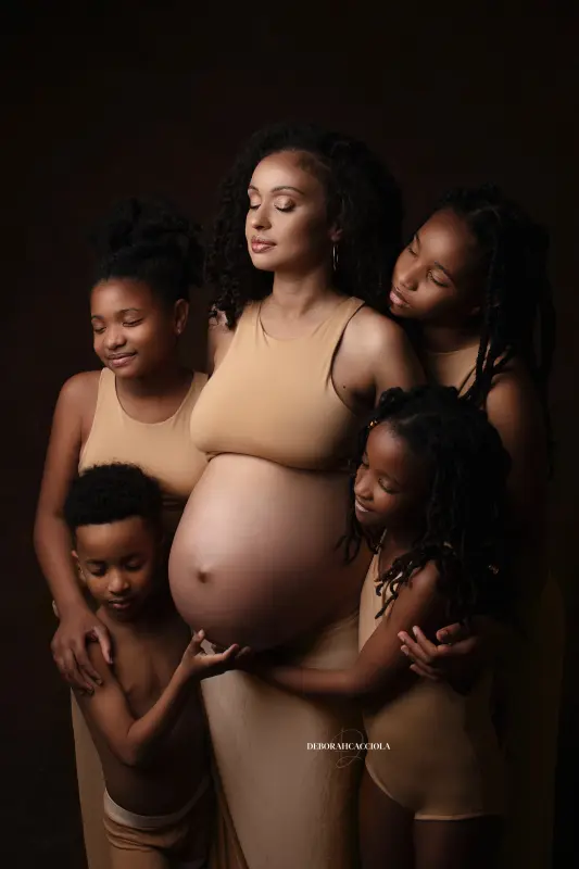 pregnancy photo in studio in Orléans, France: maternity silhouette, polished vertical portrait, natural tones
