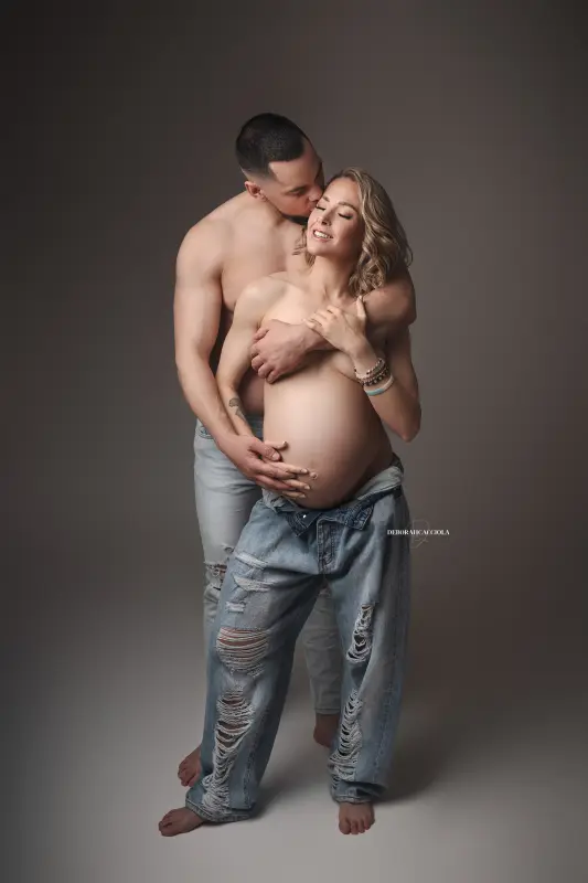 pregnancy portrait in Orléans, France: maternity silhouette, polished vertical portrait, soft palette