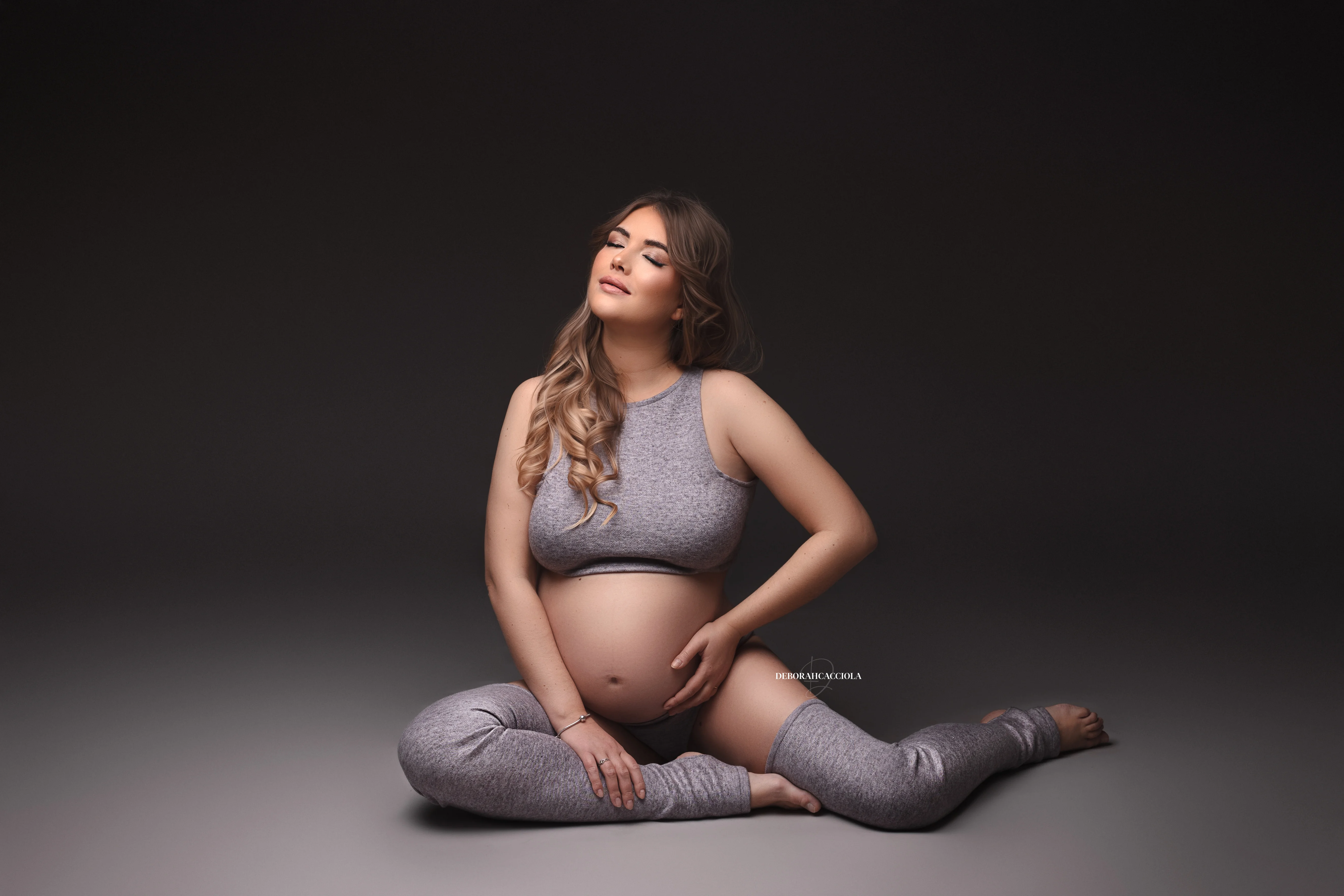 pregnancy session in Orléans, France: pregnancy moment, wide natural composition, bright style