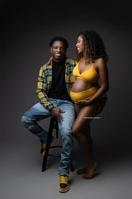 pregnancy portrait in Orléans, France: maternity silhouette, polished vertical portrait, soft palette