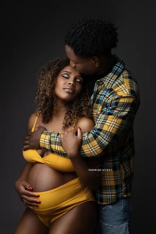 pregnancy photo in Orléans, France: pregnant woman, elegant vertical shot, natural colors