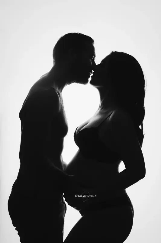 pregnancy photo in Orléans, France: mother-to-be, natural close portrait, style monochrome