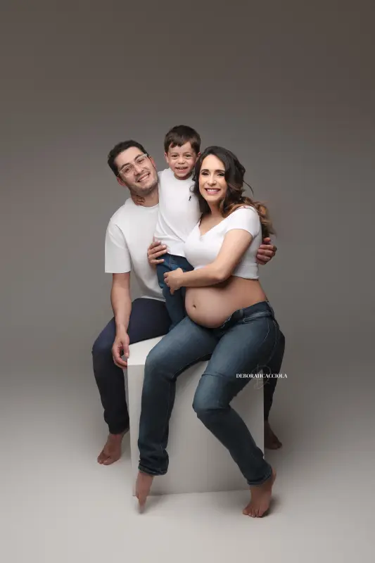 studio maternity portrait in Orléans, France: pregnancy moment, elegant vertical shot, bright style