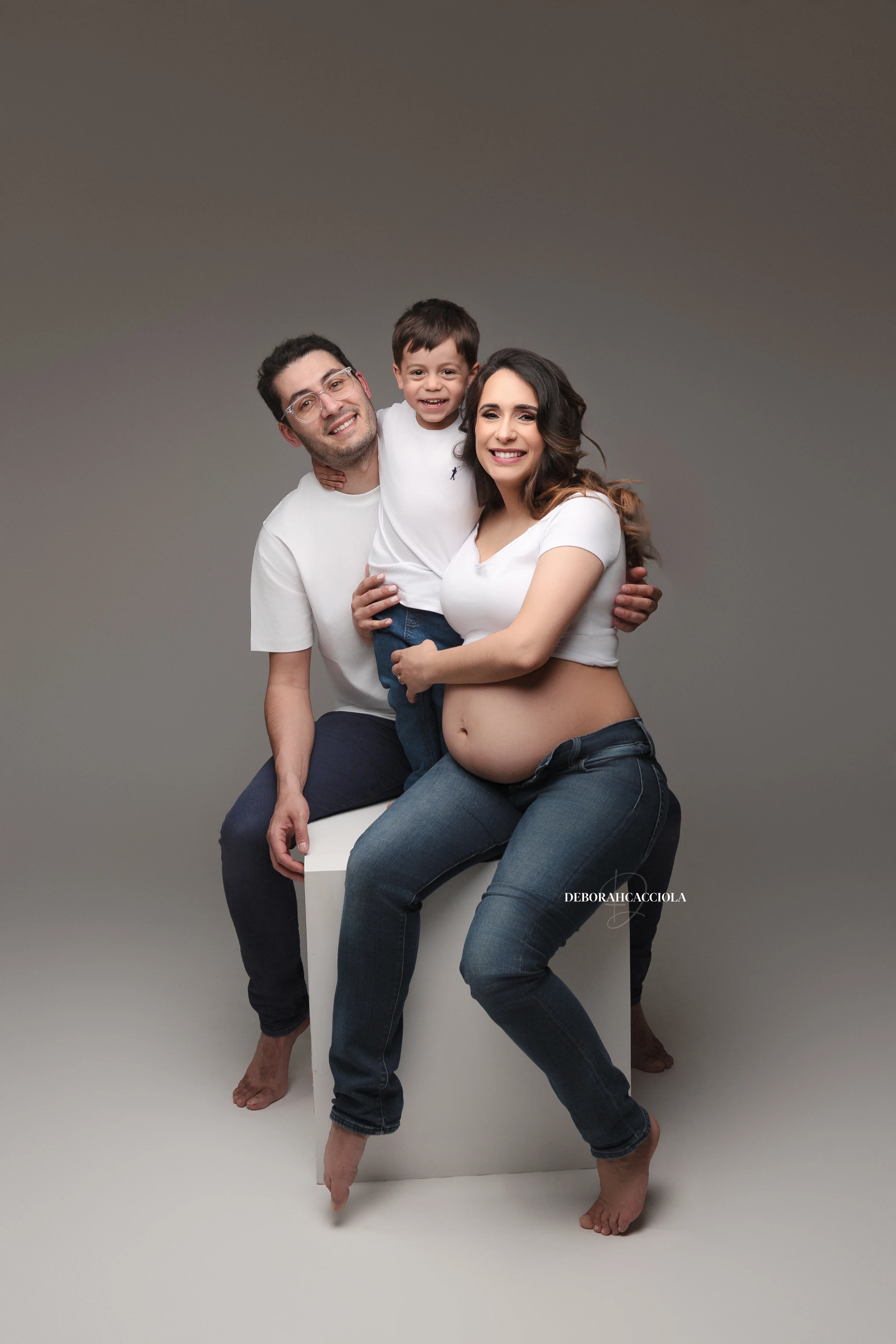 studio maternity portrait in Orléans, France: pregnancy moment, elegant vertical shot, bright style