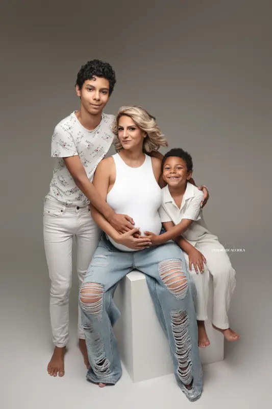 studio maternity portrait in Orléans, France: mother-to-be portrait, soft vertical framing, bright style