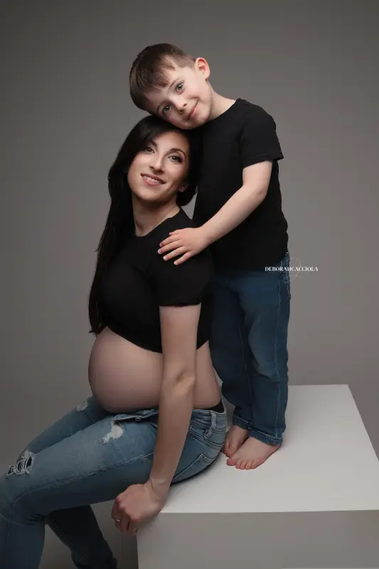 pregnancy photo in studio in Orléans, France: studio maternity portrait, natural close portrait, natural tones