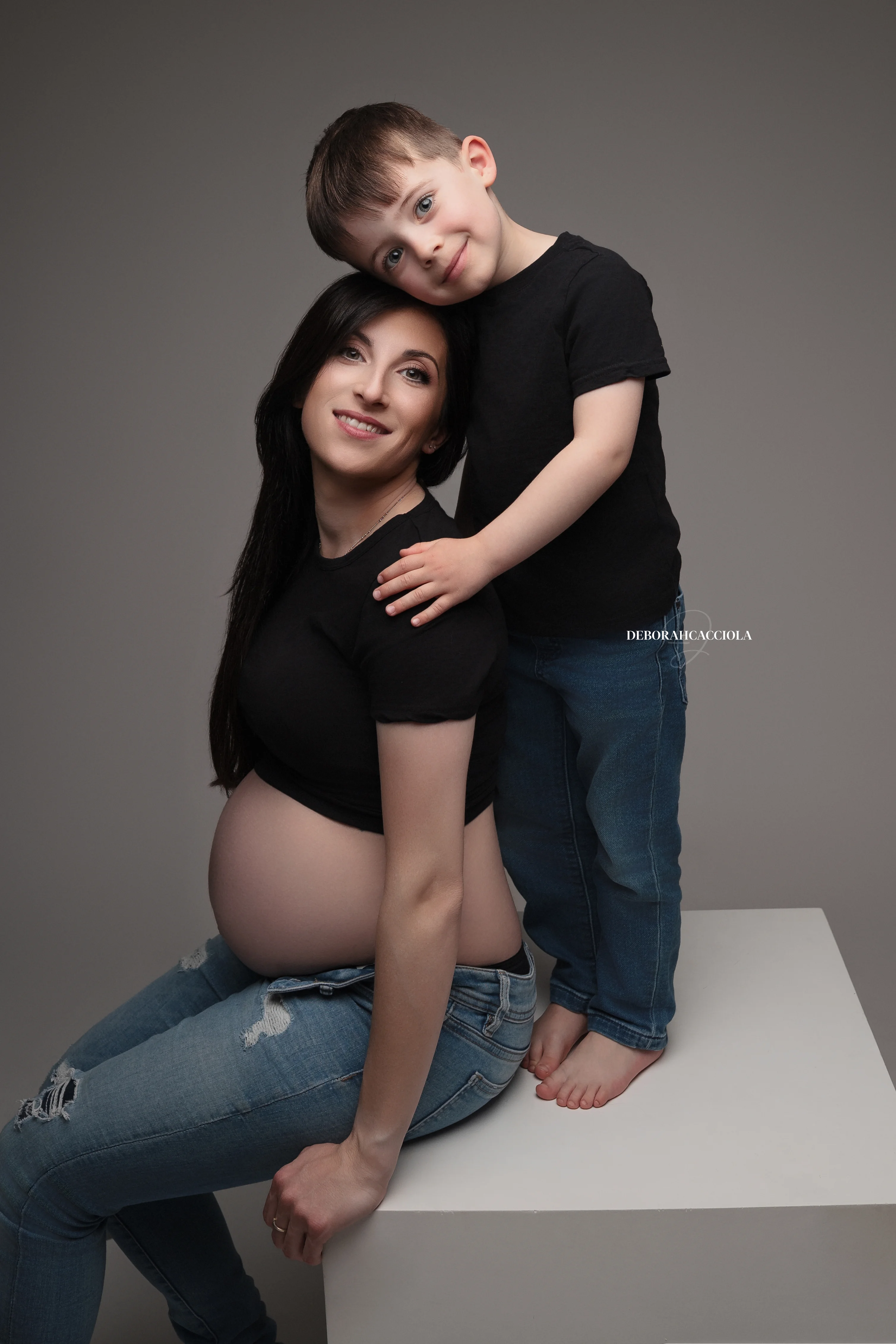 pregnancy photo in studio in Orléans, France: studio maternity portrait, natural close portrait, natural tones