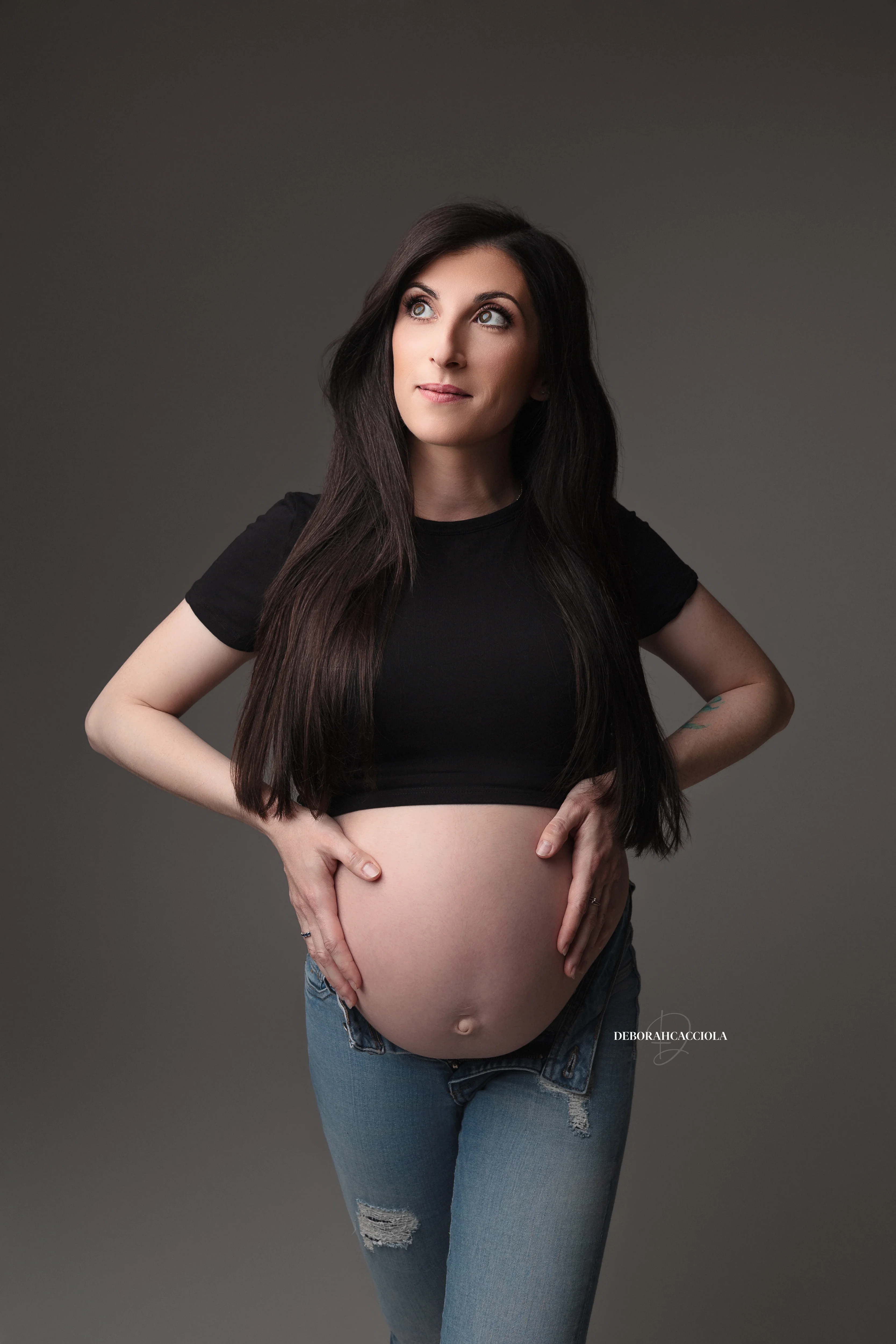 pregnancy portrait in Orléans, France: natural maternity, polished vertical portrait, soft palette