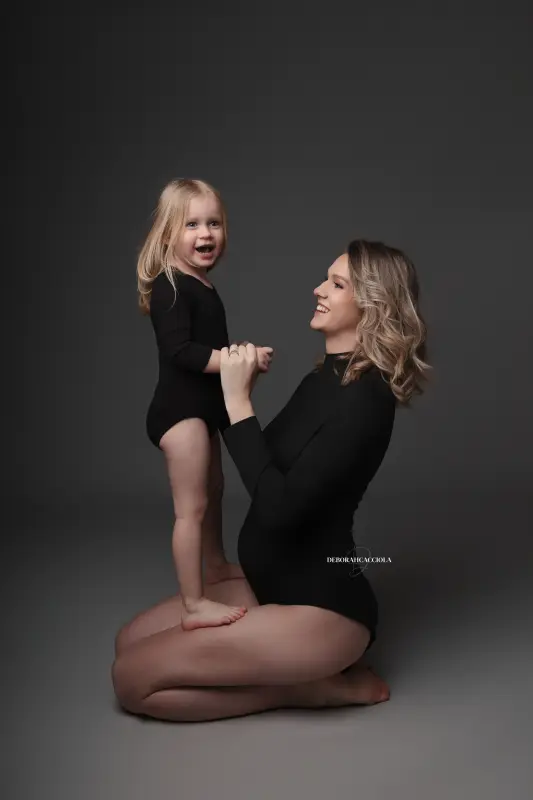 studio maternity portrait in Orléans, France: pregnant woman, elegant vertical shot, black-and-white style