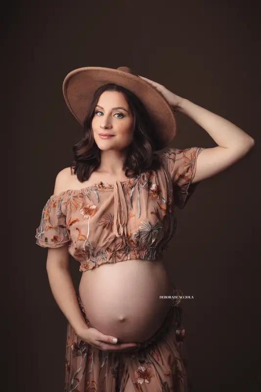 pregnancy photo in Orléans, France: pregnancy moment, elegant vertical shot, natural colors