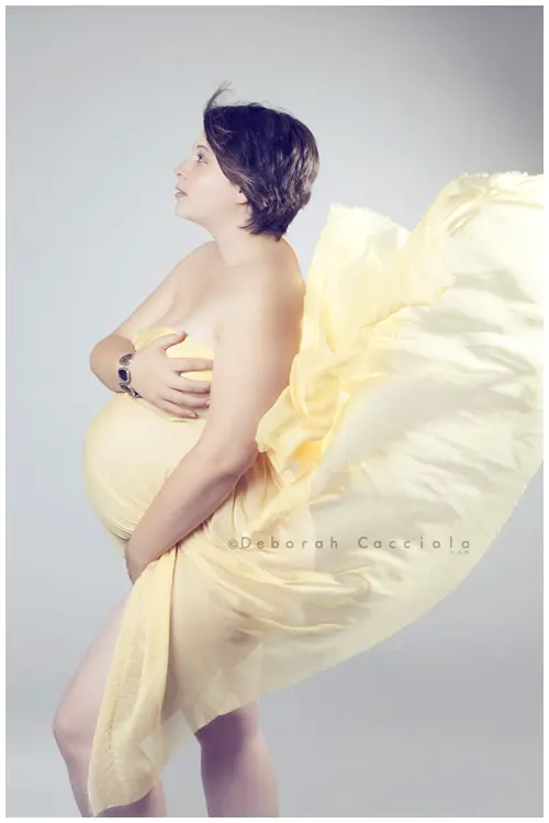 pregnancy photo in studio in Orléans, France: mother-to-be portrait, soft vertical framing, natural colors