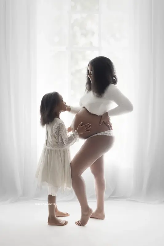 pregnancy portrait in Orléans, France, natural maternity, polished vertical portrait, rendu noir and blanc