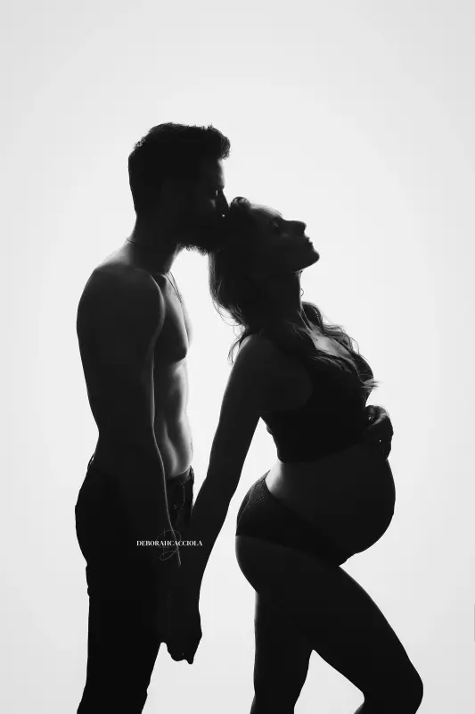 pregnancy photo in Orléans, France: natural maternity, polished vertical portrait, style monochrome