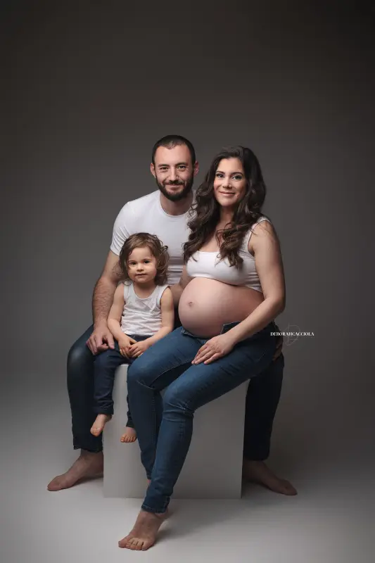 pregnancy portrait Orléans, France, natural maternity, polished vertical portrait, soft palette
