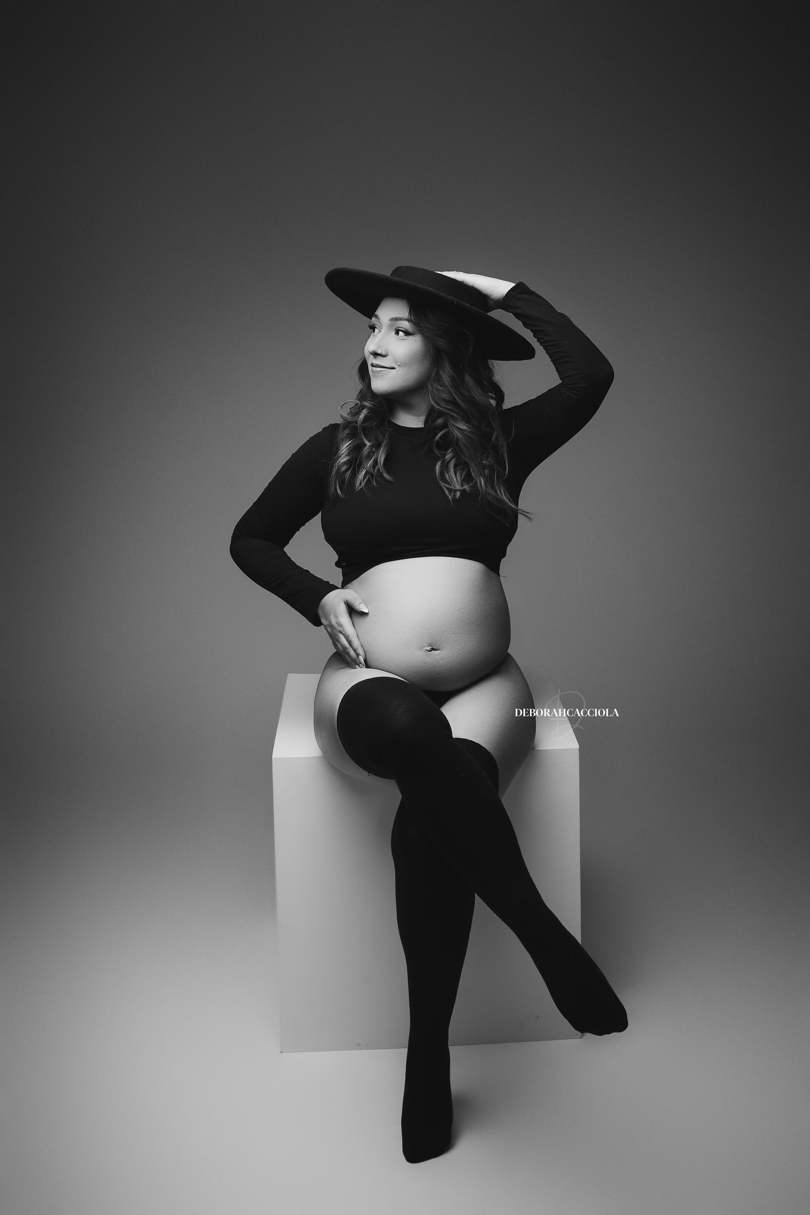 pregnancy photo in Orléans, France, studio maternity portrait, natural close portrait, rendu noir and blanc