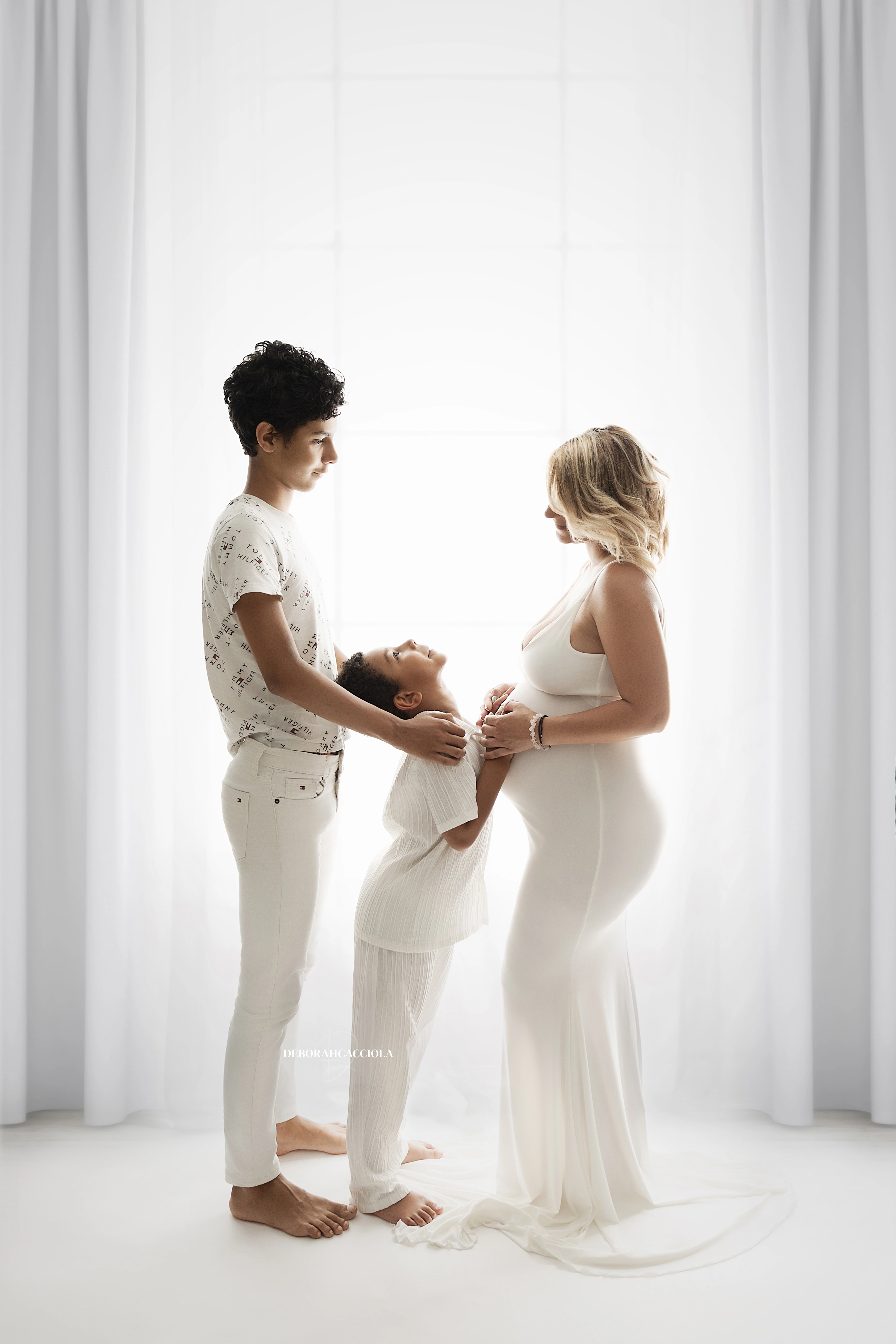 pregnancy portrait in Orléans, France: mother-to-be during a studio session, soft vertical framing, style monochrome