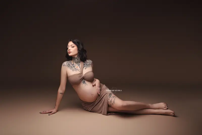 pregnancy photo in Orléans, France: pregnancy moment, wide natural composition, in color
